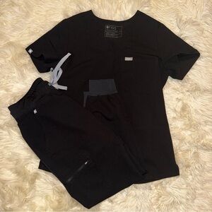 Women’s Figs S & S Petite SET in Black